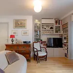 Elegant 2 Bd With Ac Golden Triangle Location *