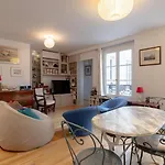 Elegant 2 Bd With Ac Golden Triangle Location