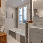 Elegant 2 Bd With Ac Golden Triangle Location Lejlighed