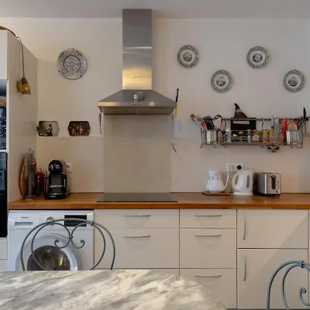 Elegant 2 Bd With Ac Golden Triangle Location Апартаменты *