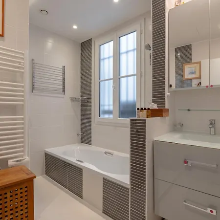 Elegant 2 Bd With Ac Golden Triangle Location Apartman