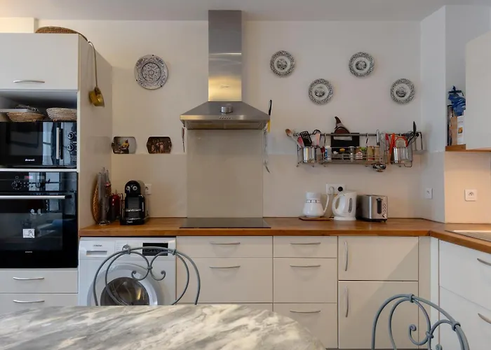 Elegant 2 Bd With Ac Golden Triangle Location Апартаменты *