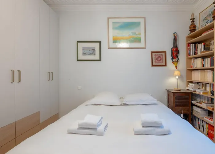 Elegant 2 Bd With Ac Golden Triangle Location Париж