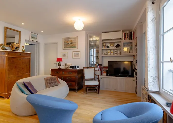 Elegant 2 Bd With Ac Golden Triangle Location *