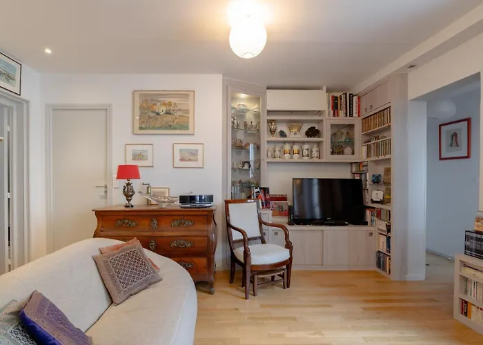 Elegant 2 Bd With Ac Golden Triangle Location *