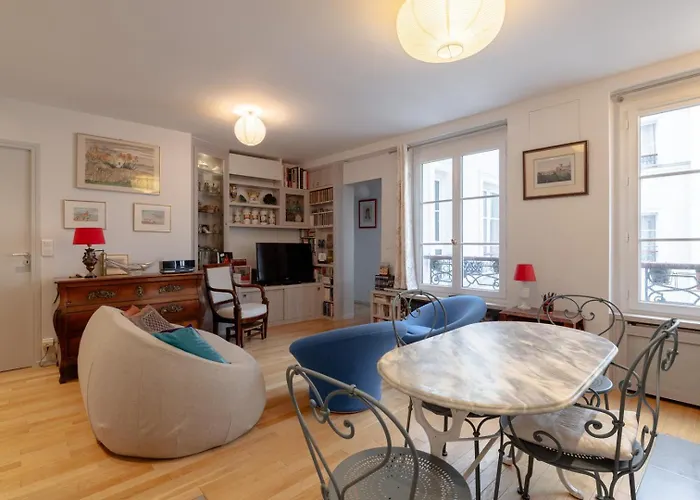 Elegant 2 Bd With Ac Golden Triangle Location