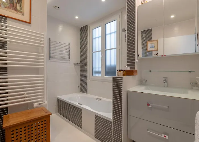 Elegant 2 Bd With Ac Golden Triangle Location Апартаменты